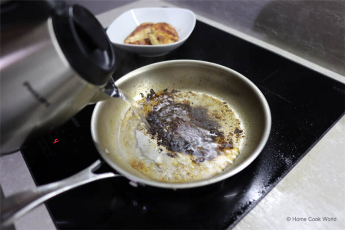 Приготовление соуса путем деглазирования сковороды из нержавеющей стали