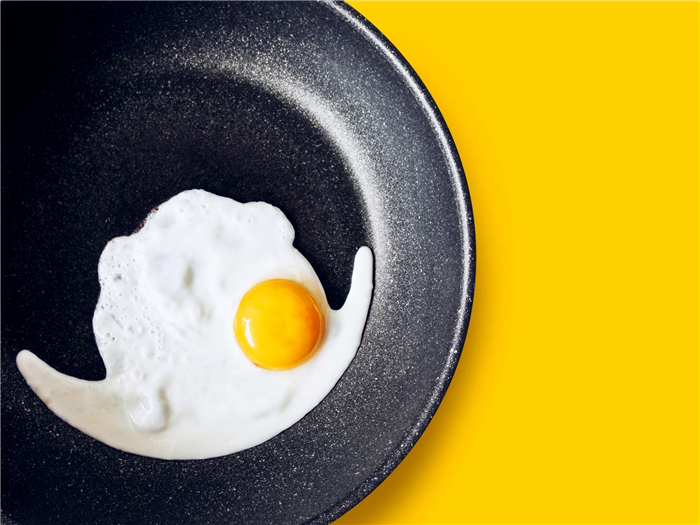 Фотография яйца, поджаренного в сковороде с антипригарным покрытием